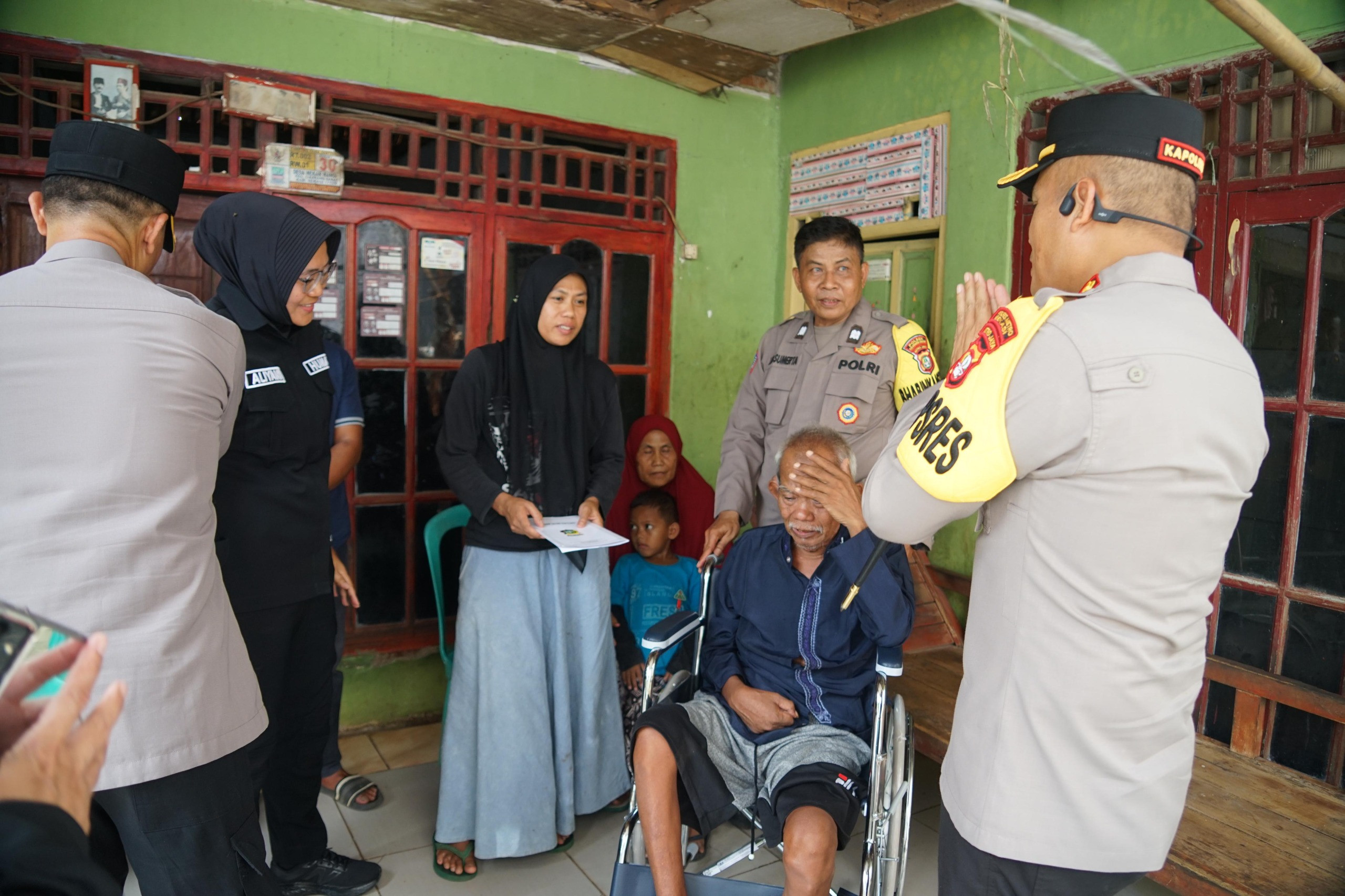 Bakti Kesehatan Polres Metro Bekasi: Kapolrestro Serahkan Kursi Roda untuk Warga Stroke di Cikarang Barat