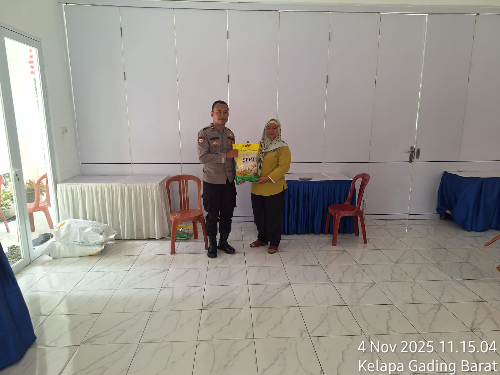 Polsek Kelapa Gading dan Bulog Gelar Gerakan Pangan Murah, Dukung Program " Jaga Lingkungan "