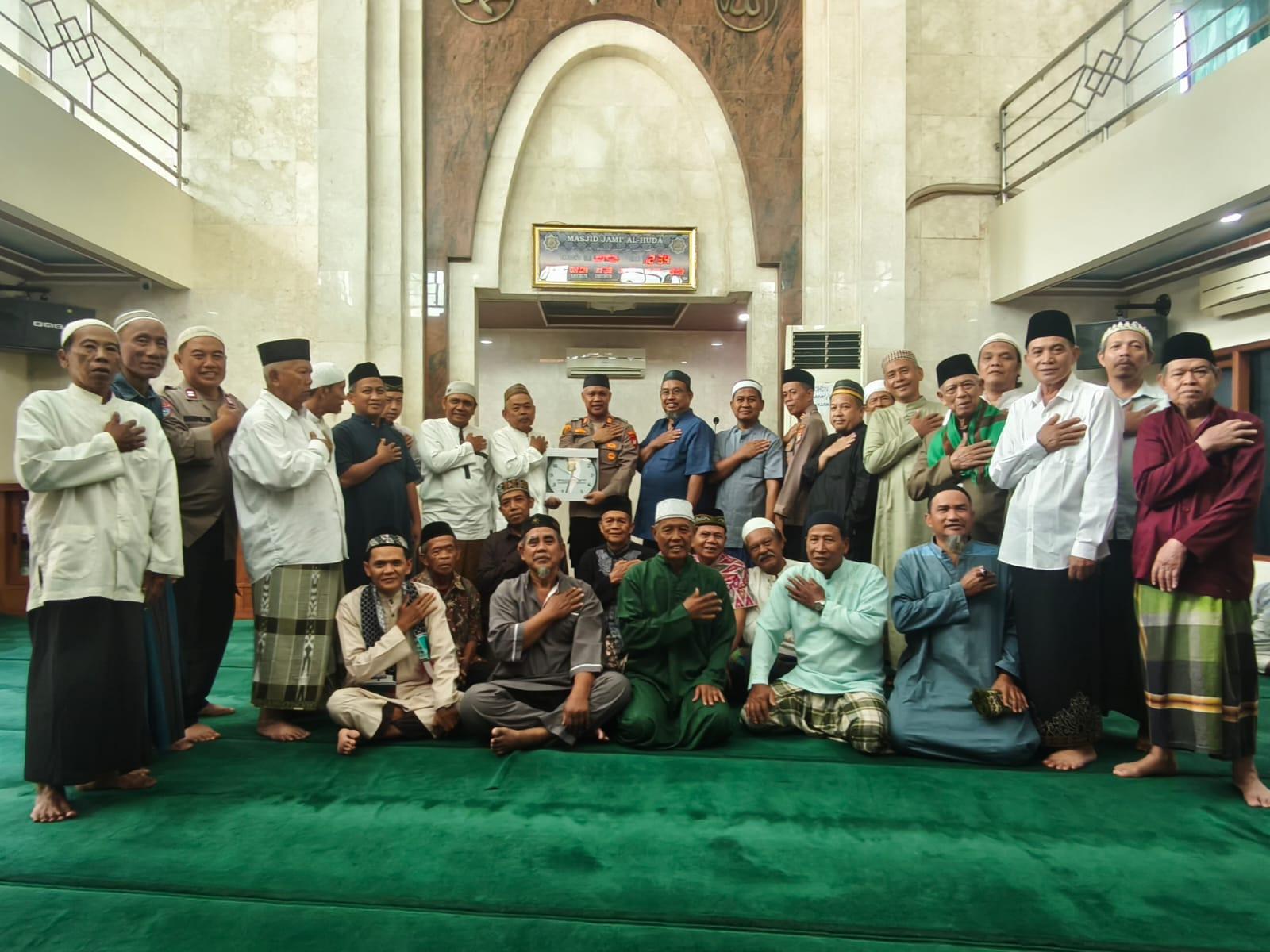 Jumat Keliling, Kapolsek Bekasi Barat Ajak Orang Tua Awasi Penggunaan Handphone Anak