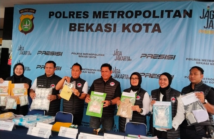 Polres Metro Bekasi Kota Ungkap Jaringan Narkotika Lintas Daerah, Sita Sabu Hampir 330 Gram dan Senjata Api Rakitan