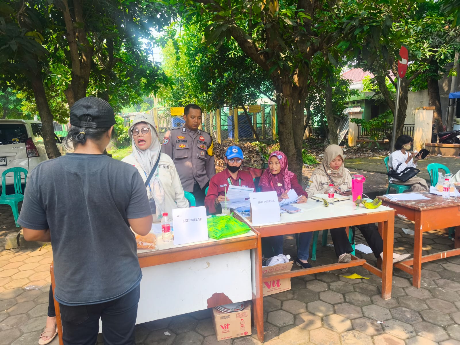 Pastikan Distribusi Berjalan Aman, Polisi Jaga Pembagian Kartu KKS di Jatimelati