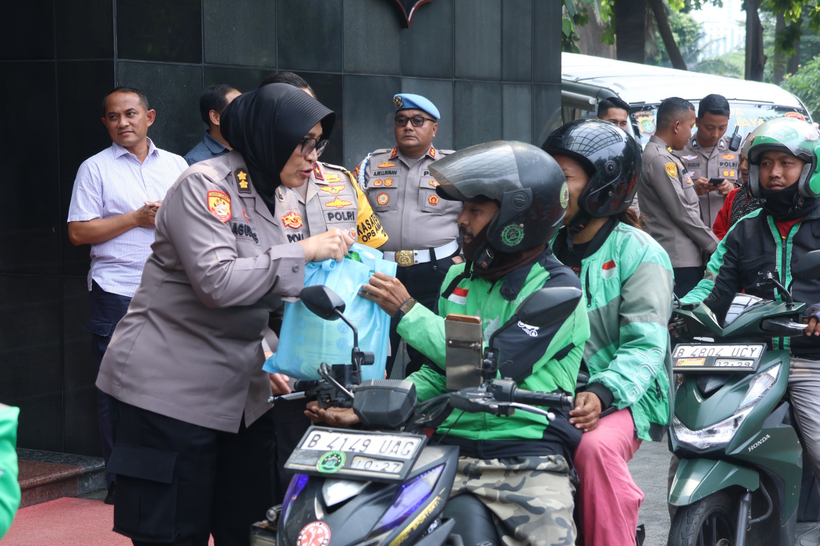 Jumat Peduli Polda Metro Jaya, Ojol Dapat Pesan Kamtibmas dari Polwan