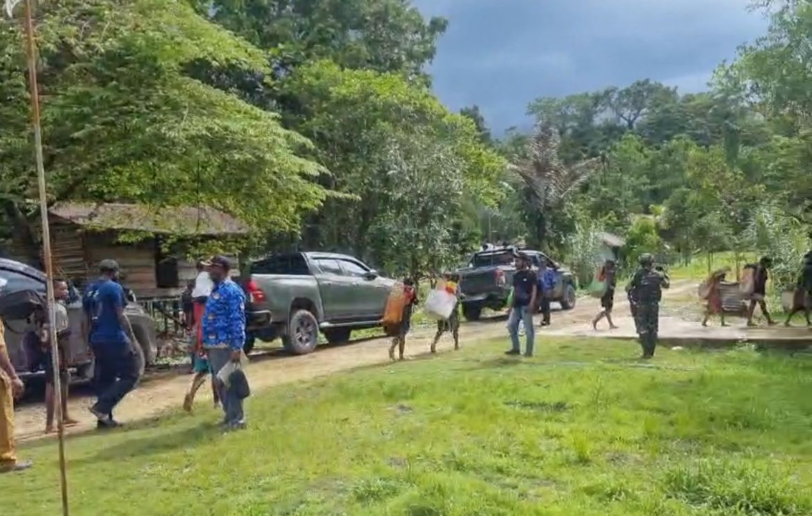 Tim Patroli Gabungan Koops TNI Papua Evakuasi 21 Pengungsi di Aifat Timur Jauh Maybrat