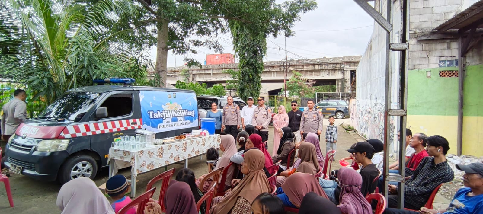Polsek Cilincing Gelar Takjil Keliling di RW 09, Perkuat Kedekatan Polisi dan Warga Jelang Berbuka