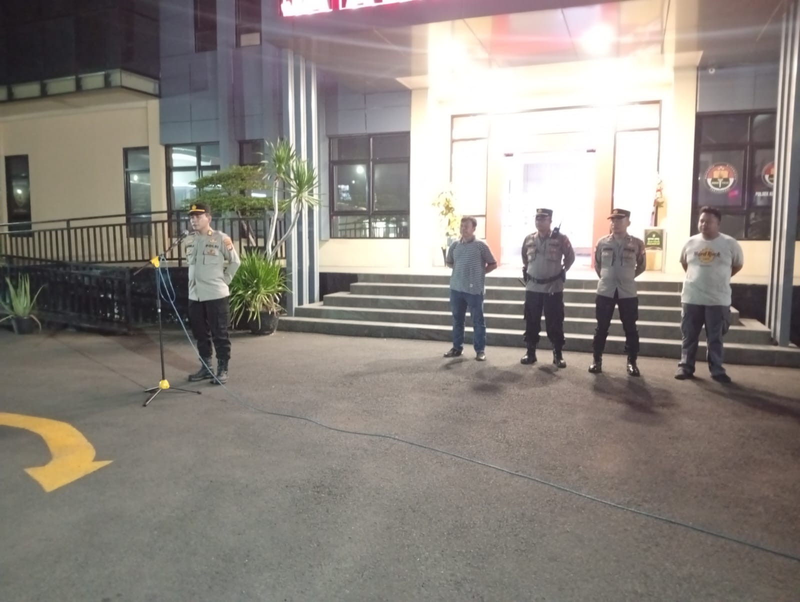 Jaga Jakarta - Jaga Lingkungan Polsek Kelapa Gading Gelar Apel KRYD, Perkuat Patroli Malam Minggu