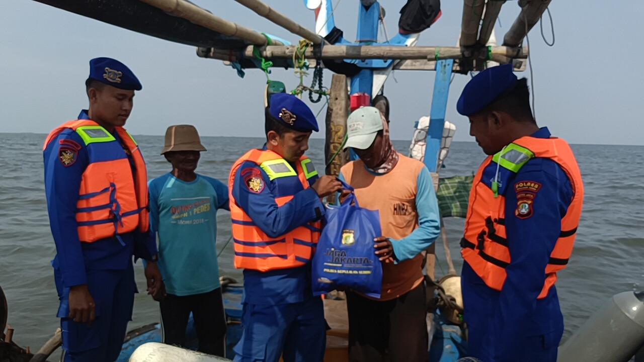 Satpolairud Polres Kepulauan Seribu Patroli Laut, Antisipasi Kejahatan dan Ingatkan Nelayan Waspada Cuaca Buruk