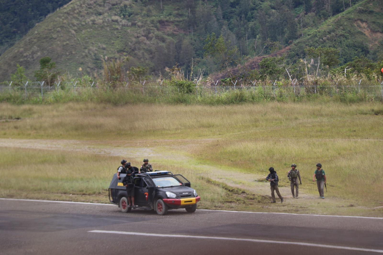 Satgas Operasi Damai Cartenz Jaga Keamanan Bandara Bilogai, Pastikan Akses Logistik Warga Intan Jaya Tetap Lancar