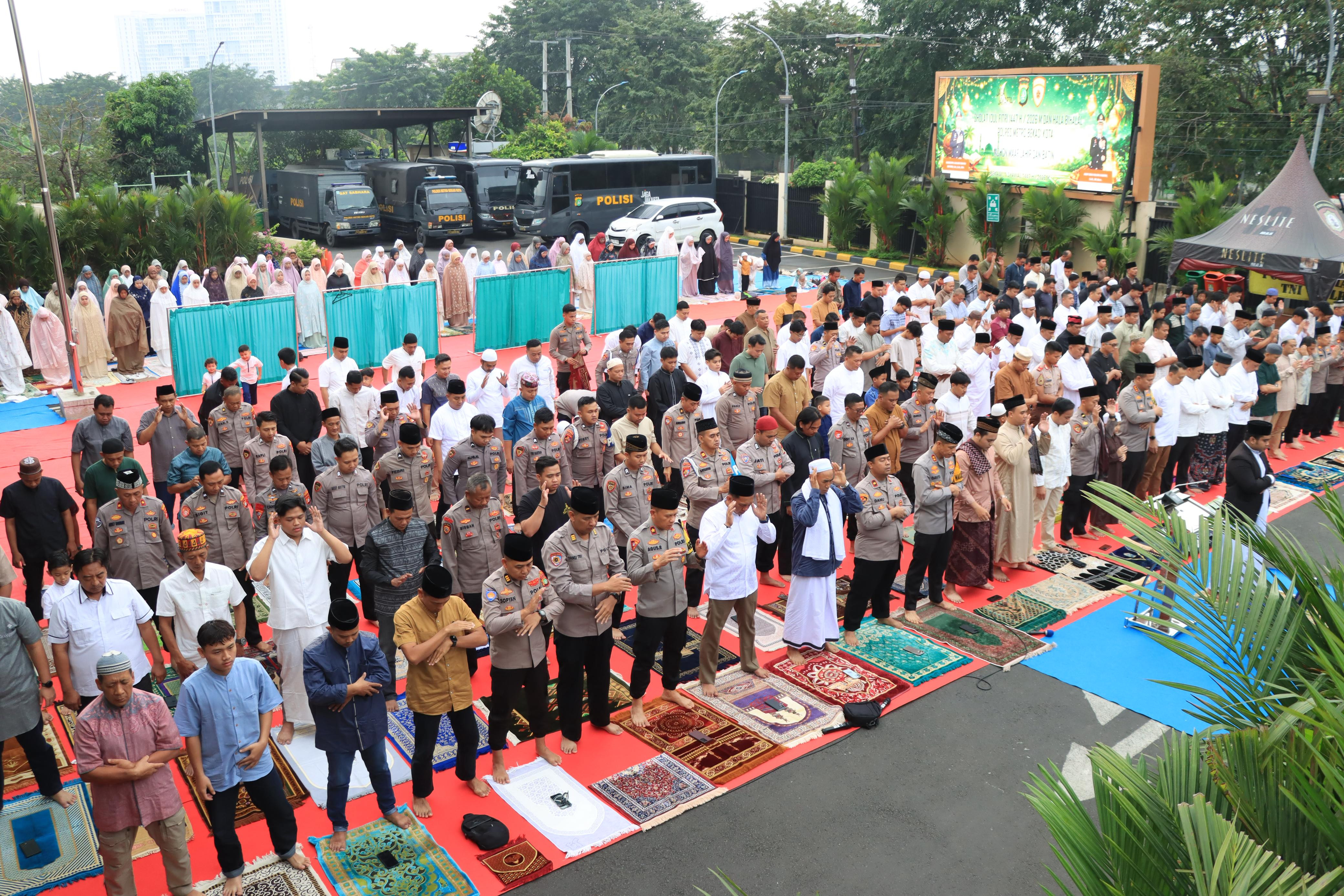 Kapolres Metro Bekasi Kota dan Jajaran Gelar Sholat Idul Fitri 1447 H tahun 2026 di Halaman Mapolres