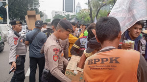 Pelayanan Humanis, Polwan Polda Metro Jaya Bagikan Air dan Snack saat Aksi Ojol Nasional