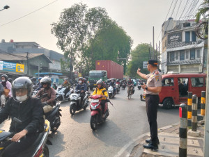Kapolsek Bekasi Barat Pimpin Pengaturan Lalu Lintas Pagi, Pastikan Aktivitas Pengguna Jalan Lancar